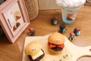 店内を探検するぺっこり探検隊