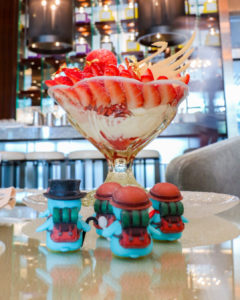 3種の苺パフェを見上げるぺっこり探検隊