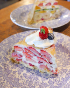 アフタヌーンティールームラブアンドテーブルの苺のミルクレープ