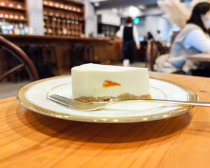 蔵前のカフェ、喫茶半月さんの清見オレンジのレアチーズケーキ