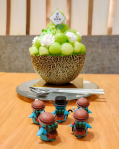 銀座福禄壽さんのまるごとメロンのかき氷を見上げるぺっこり探検隊