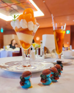 枇杷パフェを見上げるぺっこり探検隊