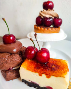 リトルビレッジカフェのアメリカンチェリースコーン、チーズケーキ、マシュマロタルト