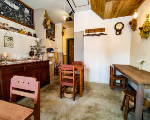 山手のカフェ、リトルヴィレッジカフェの店内の様子