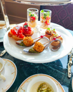 ランドホテルのアフタヌーンティーセットとぺっこり探検隊