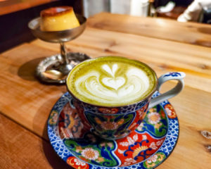 浅草のカフェ、フロムアファーさんのほうじ茶ラテ