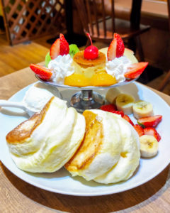 福カフェさんのプリンアラモードパンケーキ