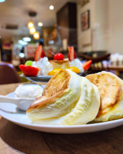 福カフェさんのプリンアラモードパンケーキ