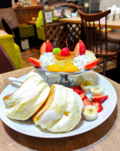 福カフェさんのプリンアラモードパンケーキ