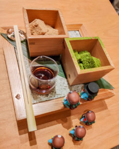 銀座福禄壽さんの二色わらび餅を攻めるぺっこり探検隊