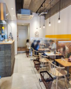 田原町のカフェ、ペリカンカフェの店内の様子