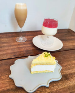 contesさんのジェノワフロマージュとアイスミントミルクティーとラベンダーのエルブジュレ