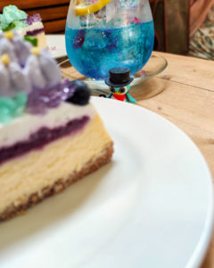 下北沢のカフェ、サンデーブランチさんの紫陽花チーズケーキを狙うぺっこり隊長