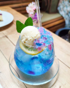 下北沢のカフェ、サンデーブランチさんの紫陽花クリームソーダ