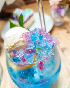 下北沢のカフェ、サンデーブランチさんの紫陽花クリームソーダ