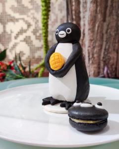 スイカペンギンスイーツビュッフェのマカロンとオブジェ