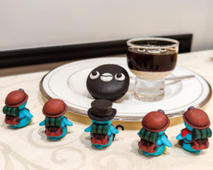 スイカペンギンのスイーツビュッフェを狙うぺっこり探検隊