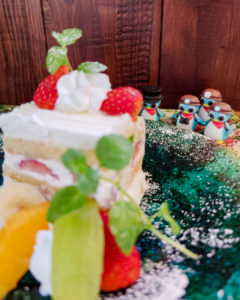 びいどろ茶房さんの苺のショートケーキを狙うぺっこり探検隊