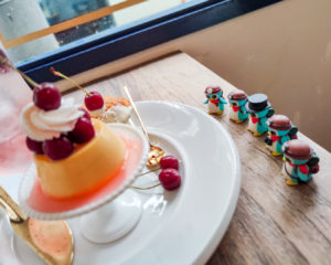 山手のカフェ、リトルヴィレッジカフェさんのさくらんぼプレートを狙うぺっこり探検隊