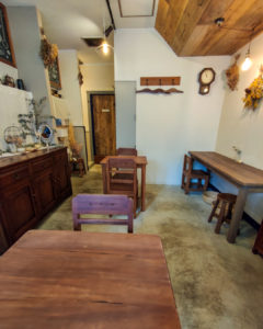 横浜のカフェ、リトルビレッジカフェさんの店内の様子