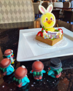 ハイピリオン・ラウンジさんのうさピヨケーキセットを狙うぺっこり探検隊