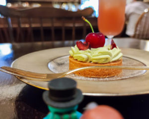 from afarさんのアメリカンチェリーのタルトとグァバジュースを狙うぺっこり探検隊