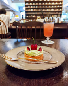 from afarさんのアメリカンチェリーのタルトとグァバジュース