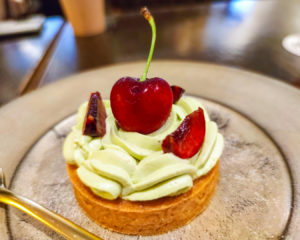 田原町のカフェ、フロムアファーさんのアメリカンチェリーのタルト