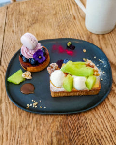 リュールさんのメロンとバナナのタルトとブルーベリーのマカロンタルト