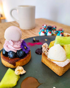 リュールさんのブルーベリーのマカロンタルトを狙うぺっこり探検隊