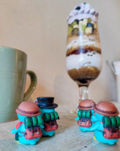 下北沢のカフェ、8joursさんの紅茶のトライフルを狙うぺっこり探検隊