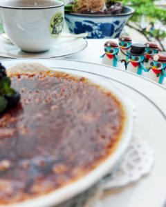 マリヤージュフレール銀座本店さんのクレームブリュレを狙うぺっこり探検隊