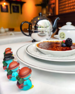 マリヤージュフレール銀座本店さんのクレームブリュレを狙うぺっこり探検隊