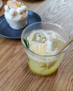 高円寺のカフェ、アイムさんのパイナップルソーダポップ