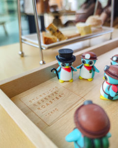 目黒のカフェ、スターバックス リザーブ ロースタリー 東京さんのアフタヌーンティーを狙うぺっこり探検隊