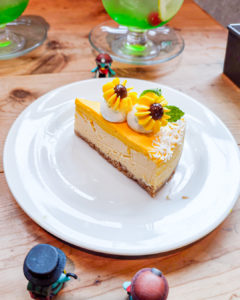 サンデーブランチ下北沢店さんの向日葵チーズケーキを狙うぺっこり探検隊