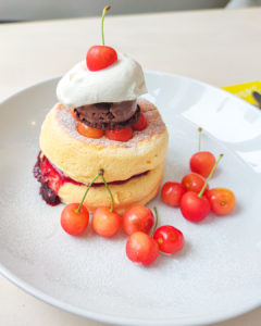 自由が丘のカフェ、フリッパーズさんの奇跡のパンケーキ豊潤さくらんぼ