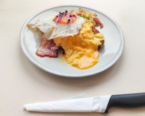 自由が丘のカフェ、フリッパーズさんのチーズオムレツのオープンサンドを狙うぺっこり探検隊