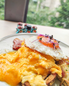 自由が丘のカフェ、フリッパーズさんのチーズオムレツのオープンサンドを狙うぺっこり探検隊