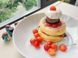 自由が丘のカフェ、フリッパーズさんの奇跡のパンケーキ豊潤さくらんぼを狙うぺっこり探検隊
