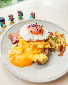 自由が丘のカフェ、フリッパーズさんのチーズオムレツのオープンサンドを狙うぺっこり探検隊