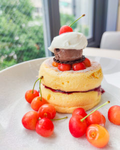 自由が丘のカフェ、フリッパーズさんの奇跡のパンケーキ豊潤さくらんぼ